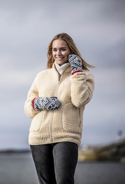 Woman wearing knitted mittens