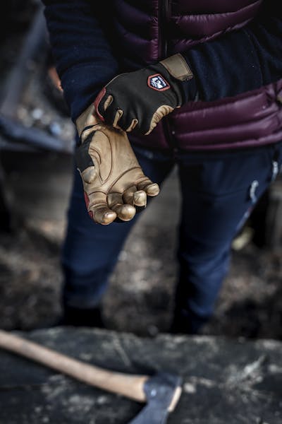 A person wearing outdoor gloves