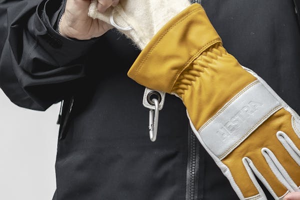 _D5A5437 Eine Person hält einen gelb-weißen Handschuh mit herausnehmbarem Innenfutter