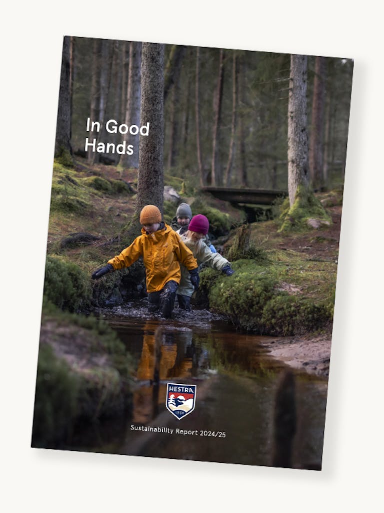 Hållbarhetsrapport_liten2025 Der Umschlag des Nachhaltigkeitsberichts 24/25, drei Kinder gehen in einem Bach in einem schwedischen Wald spazieren.