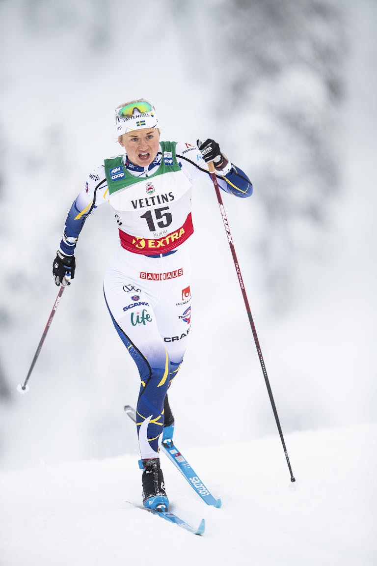 Cross-Country Skiing, FIS World Cup, Ruka, Women's Sprint En kvinna åker längdskidor i snöiga förhållanden under en tävling