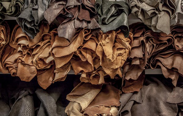 _MG_4250 Gerolltes Leder in verschiedenen Farben, gestapelt in einer Werkstatt, bereit zur Verwendung bei der Handschuhproduktion