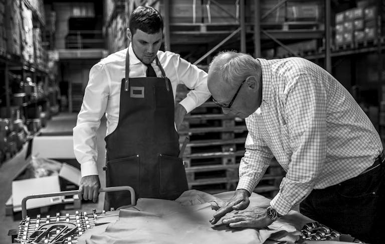 _MG_9939_1 Två personer kvalitets kontrollerar skinn till handskar