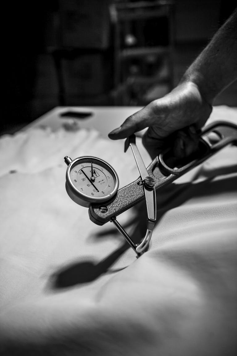 _MG_9687_1 En handskmakare använder ett mätinstrument för att kontrollera kvaliteten på skinnet till handskar